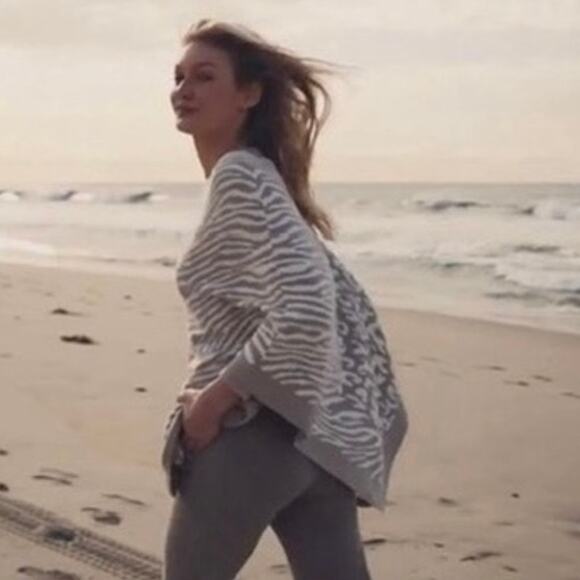 Barefoot Dreams Dove Gray Print CozyChic Ultra Lite Ocean Breeze Sweater Poncho - Picture 4 of 9